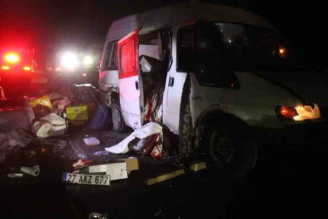 Anadolu Otoyolu’nda aynı istikamette giden otomobil ile minibüs çarpıştı: 1 ölü, 3 yaralı 3