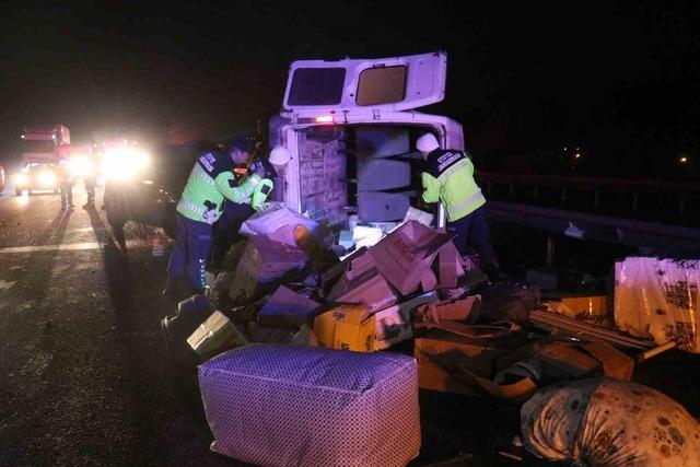 Anadolu Otoyolu’nda aynı istikamette giden otomobil ile minibüs çarpıştı: 1 ölü, 3 yaralı 2