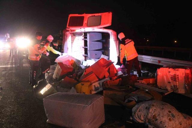 Anadolu Otoyolu’nda aynı istikamette giden otomobil ile minibüs çarpıştı: 1 ölü, 3 yaralı 1