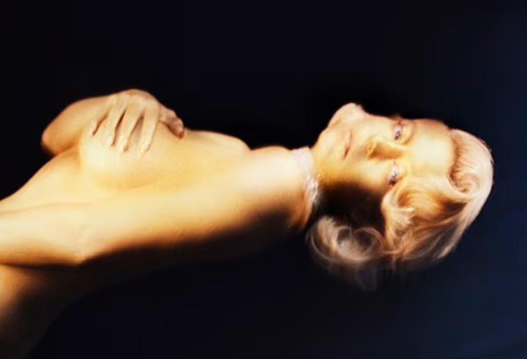 Sydney Sweeney, kariyerinin en cesur pozlarını verdi!  2