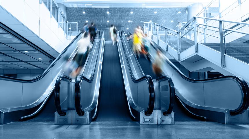 Y&uuml;r&uuml;yen merdivenlerin tırabzanı neden basamaktan hızlı gider?