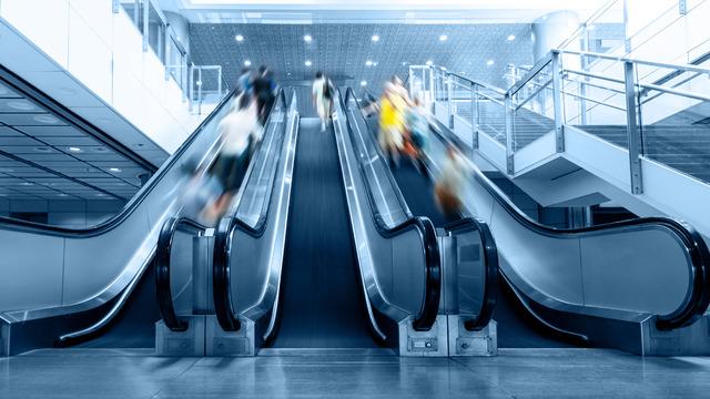 Yürüyen merdivenlerin tırabzanı neden basamaktan hızlı gider?