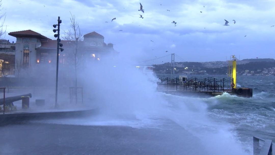 İstanbul da denizi taşıran fırtına! Seferler iptal edildi: Dev dalgalar g&ouml;r&uuml;ld&uuml; 2