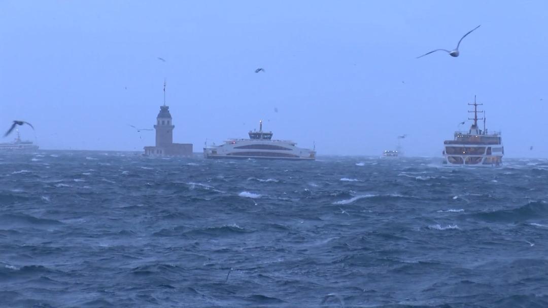 İstanbul da denizi taşıran fırtına! Seferler iptal edildi: Dev dalgalar g&ouml;r&uuml;ld&uuml; 1