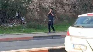 Adana’da herkesin gözü önünde poşetle uçucu madde çekti