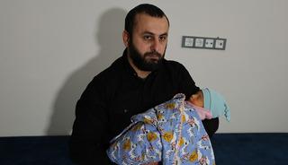 Bebeğini kucağına alan ailenin hastaneyle &ccedil;ıkmazı: &Ccedil;ocuğa kayyum atanabilir