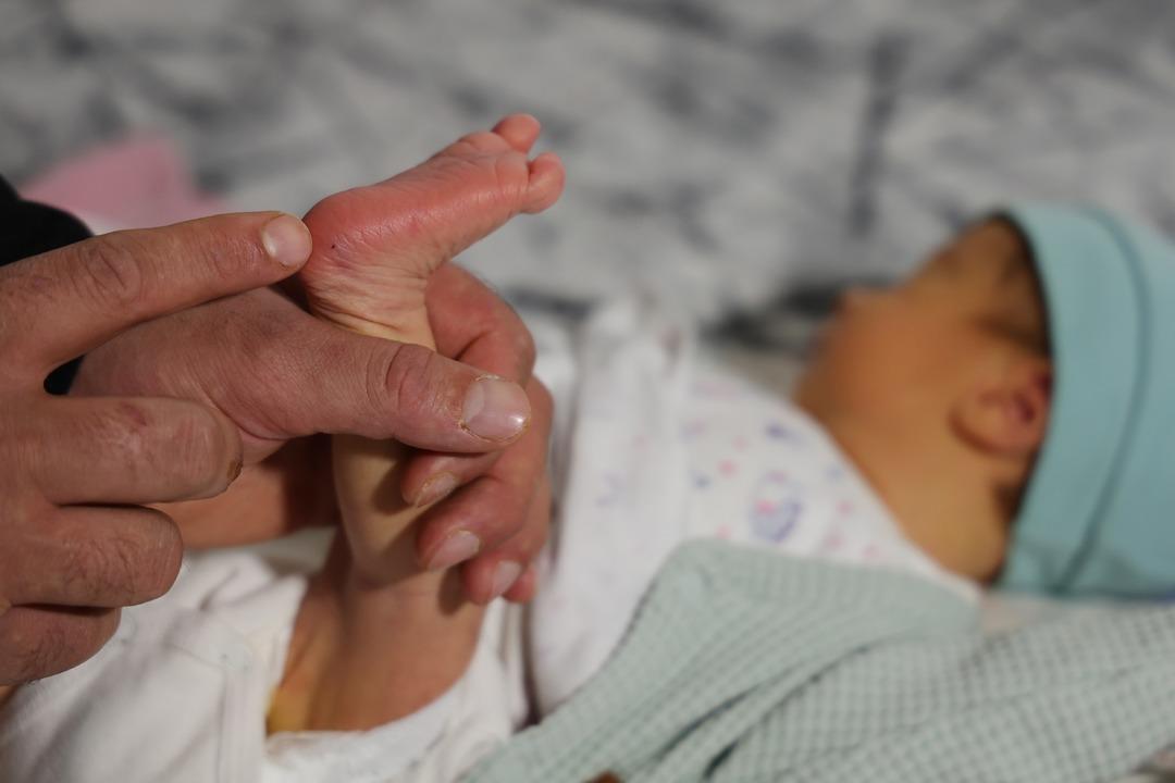 Bebeğini kucağına alan ailenin hastaneyle çıkmazı: Çocuğa kayyum atanabilir 1