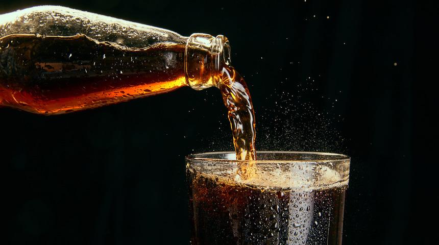 Gazlı i&ccedil;ecekler bardağa d&ouml;k&uuml;l&uuml;nce neden k&ouml;p&uuml;r&uuml;r?