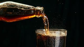 Gazlı içecekler bardağa dökülünce neden köpürür?