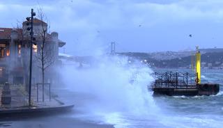 İstanbul'da denizi taşıran fırtına! Dev dalgalar seferleri iptal etti