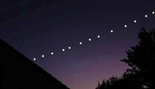 Hakkari'yi karıştıran ışıklar olay oldu! G&ouml;renler telefona sarıldı