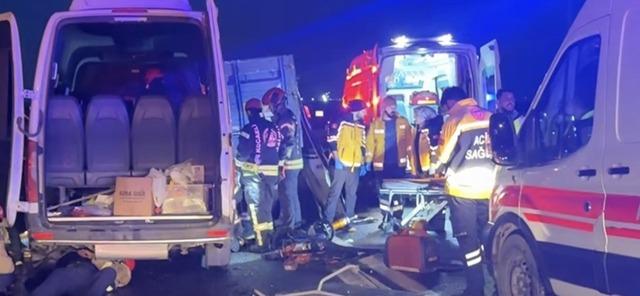 Kocaeli’de servis minibüsü ile kamyon çarpıştı: 7 yaralı 2