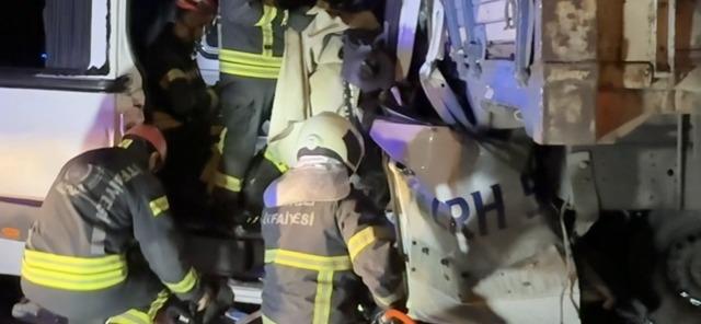 Kocaeli’de servis minibüsü ile kamyon çarpıştı: 7 yaralı 1