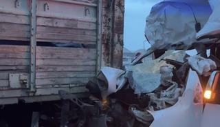 Kocaeli&rsquo;de servis minib&uuml;s&uuml; ile kamyon &ccedil;arpıştı: 7 yaralı