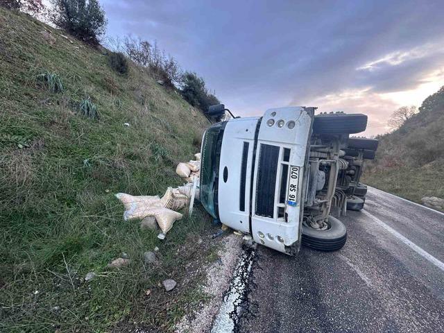 Gönen-Denizkent yolunda kamyon devrildi 2