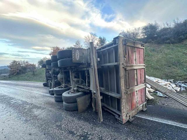 Gönen-Denizkent yolunda kamyon devrildi 1