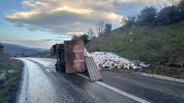 Gönen-Denizkent yolunda kamyon devrildi