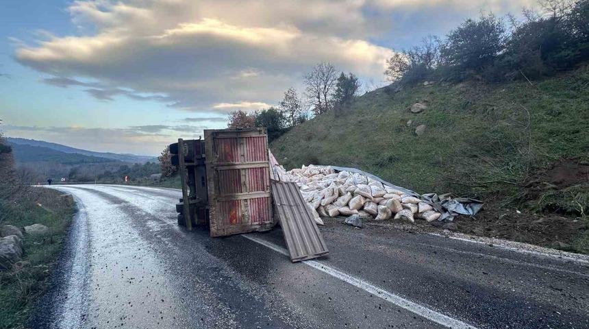 G&ouml;nen-Denizkent yolunda kamyon devrildi
