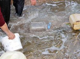 Kova kova petrol fışkırdı