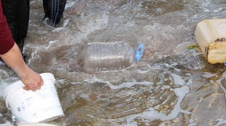 Kova kova petrol fışkırdı