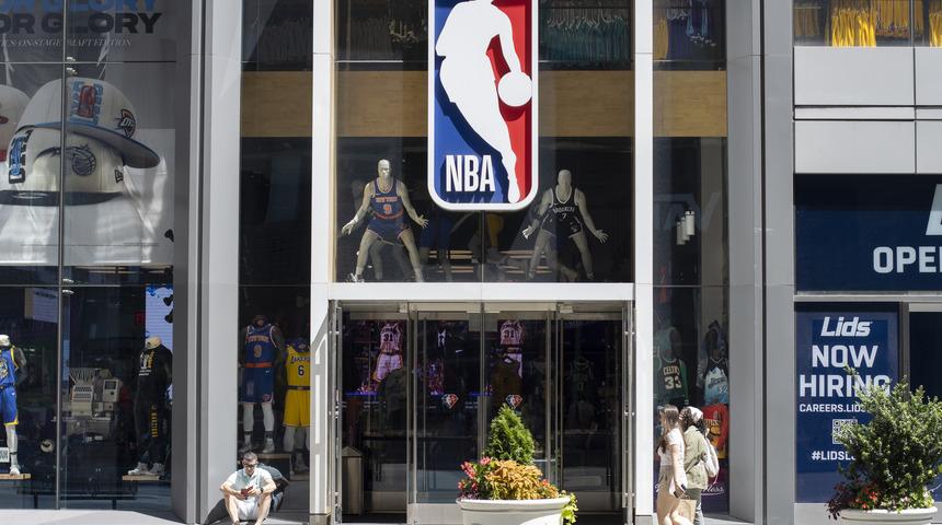 NBA'in resmi logosundaki siluet hangi eski oyuncu model alınarak tasarlandı?