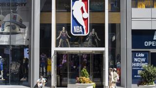NBA'in resmi logosundaki siluet hangi eski oyuncu model alınarak tasarlandı?