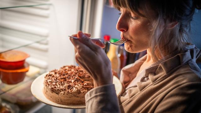 Duygusal yeme nedir, stresle başa çıkarken nasıl kontrol altına alınır?