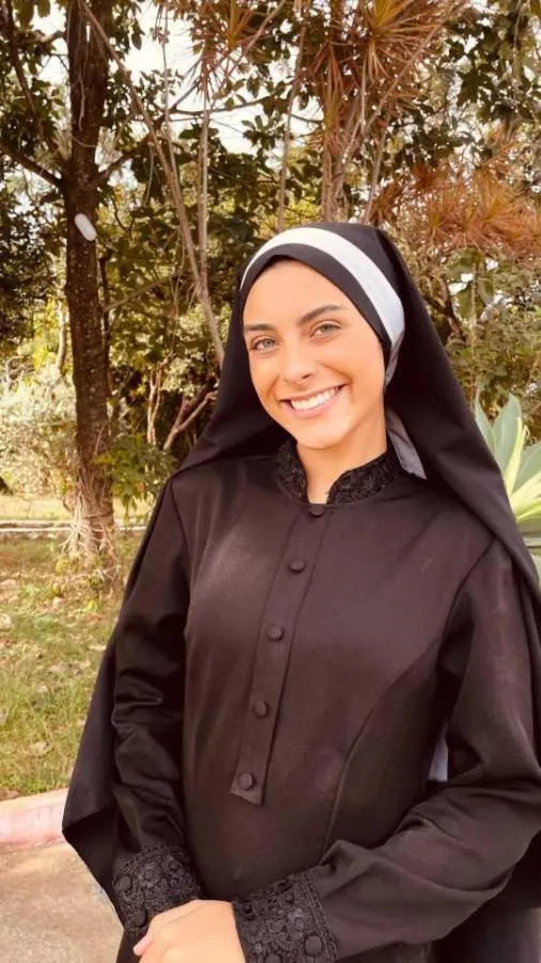 G&uuml;zelliğiyle b&uuml;y&uuml;l&uuml;yordu! Modelliği bırakıp rahibe oldu!  1