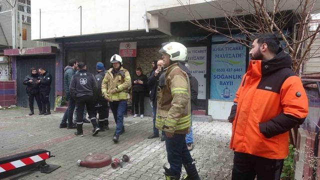 Kartal&rsquo;da &ccedil;atı katında yangın paniğe neden oldu 4