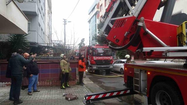 Kartal&rsquo;da &ccedil;atı katında yangın paniğe neden oldu 3