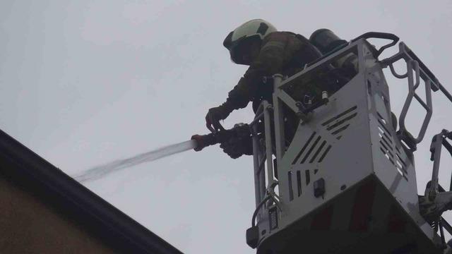 Kartal&rsquo;da &ccedil;atı katında yangın paniğe neden oldu 2