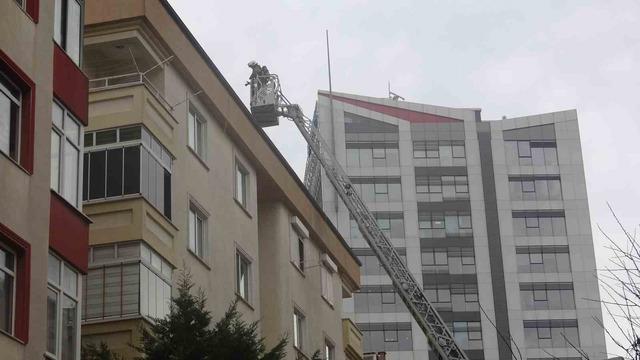 Kartal&rsquo;da &ccedil;atı katında yangın paniğe neden oldu 1