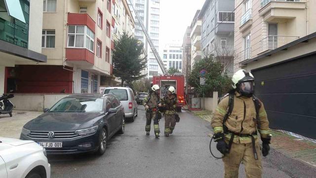 Kartal’da çatı katında yangın paniğe neden oldu