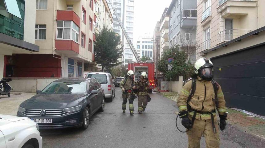 Kartal&rsquo;da &ccedil;atı katında yangın paniğe neden oldu