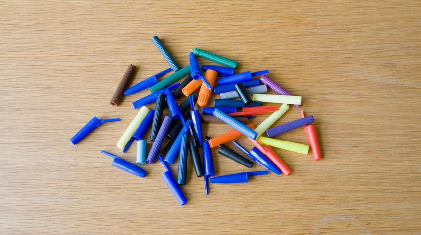 T&uuml;kenmez kalem kapaklarının tepesindeki delik neden vardır?