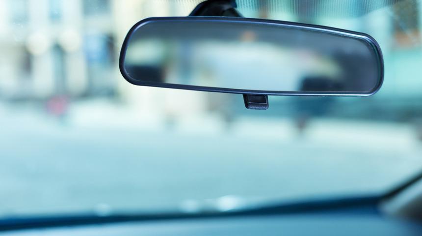 Arabalardaki dikiz aynasının altındaki k&uuml;&ccedil;&uuml;k mandal ne işe yarar?