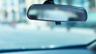 Arabalardaki dikiz aynasının altındaki küçük mandal ne işe yarar?