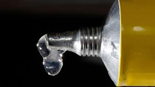 Yapıştırıcılar tüpün içindeyken neden kurumaz veya yapışmaz?