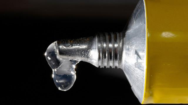 Yapıştırıcılar tüpün içindeyken neden kurumaz veya yapışmaz?