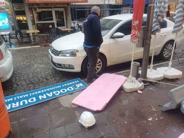 Salihli’yi fırtına vurdu, ağaçlar devrildi, çatılar uçtu 6