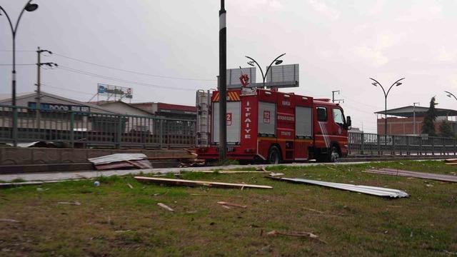 Salihli’yi fırtına vurdu, ağaçlar devrildi, çatılar uçtu 3