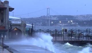 İstanbul'da lodos esareti! Hızı 80 kilometreyi buldu: Vatandaşlar y&uuml;r&uuml;mekte bile zorlandı