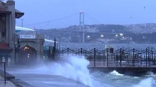 İstanbul'da lodos esareti! Hızı 80 kilometreyi buldu: Vatandaşlar yürümekte bile zorlandı