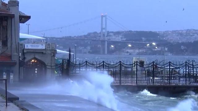 İstanbul'da lodos esareti! Hızı 80 kilometreyi buldu: Vatandaşlar yürümekte bile zorlandı