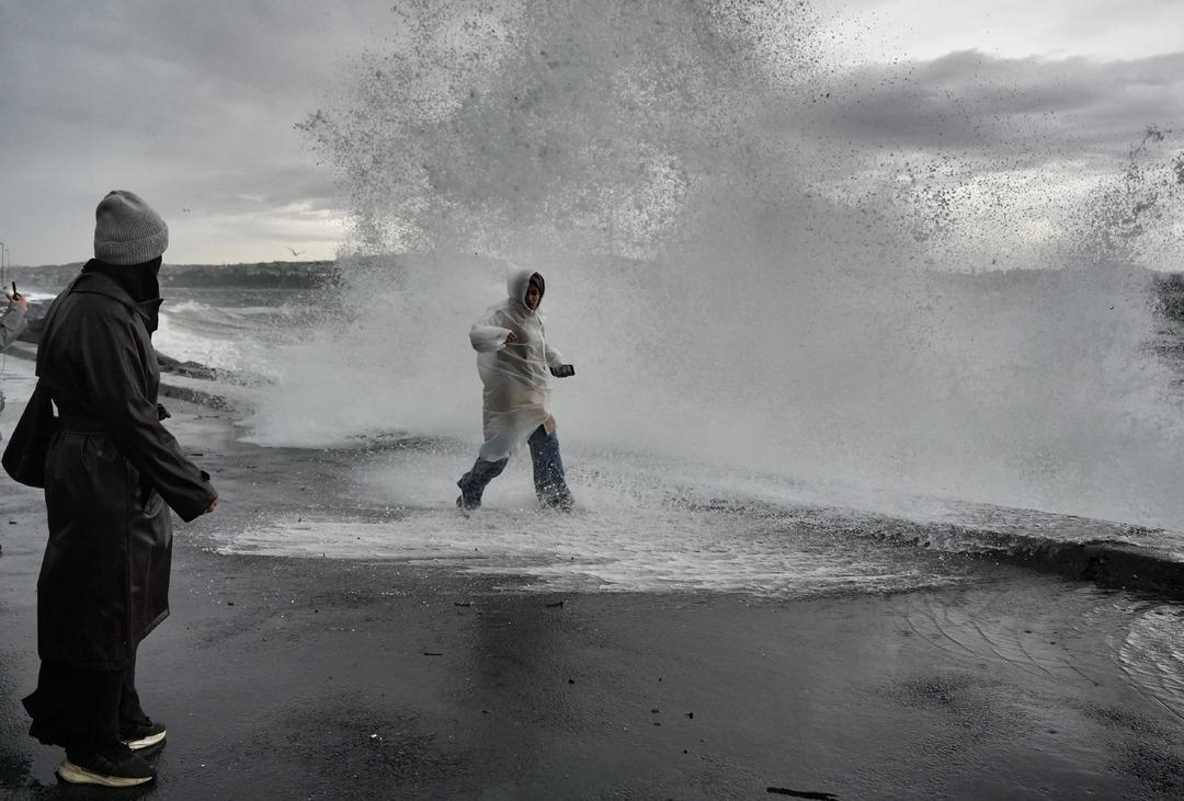 İstanbul da lodos esareti! Hızı 80 kilometreyi buldu: Vatandaşlar y&uuml;r&uuml;mekte bile zorlandı 3