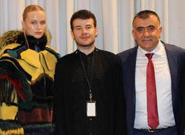 Böcek tasarımlı elbiseyle birinci oldu