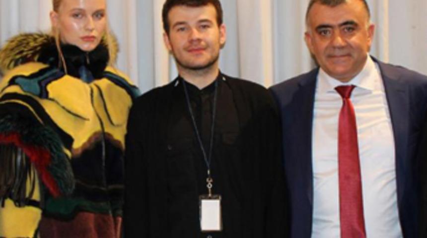 Böcek tasarımlı elbiseyle birinci oldu
