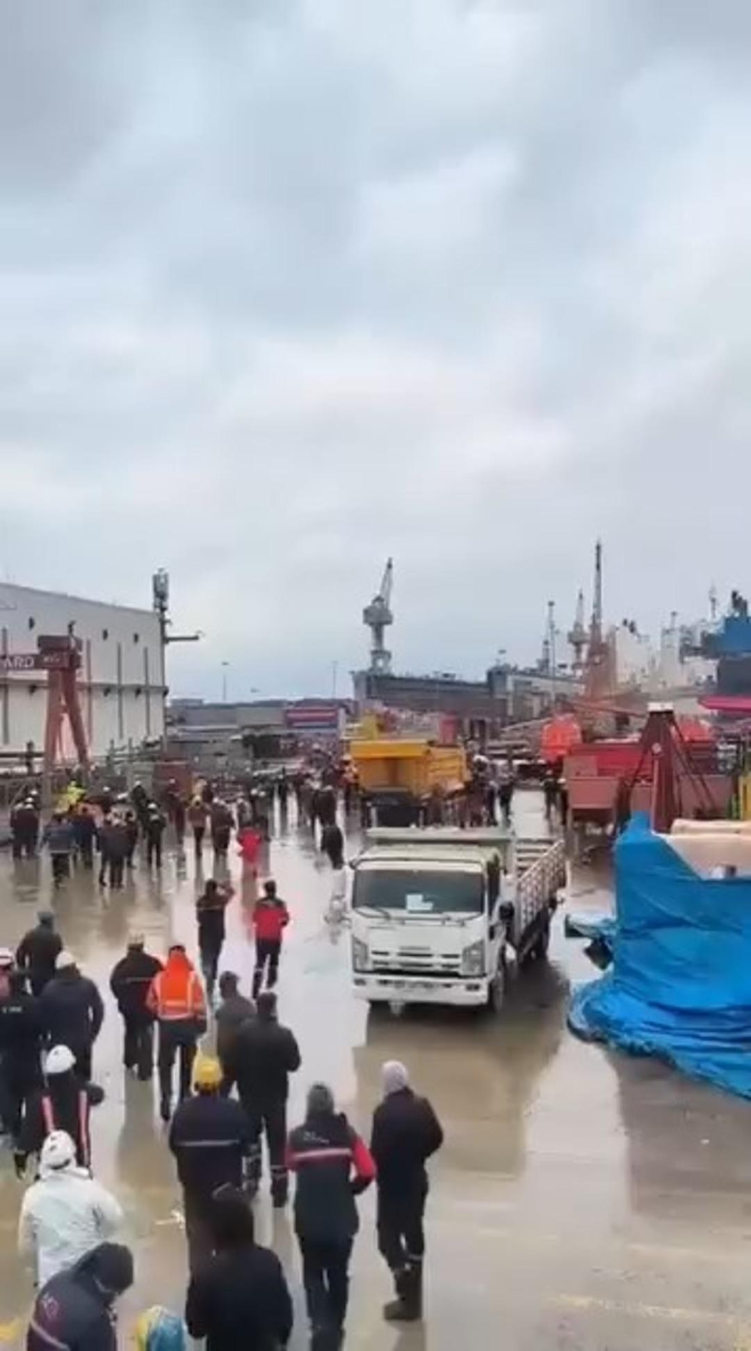 İstanbul da lodos esareti! Hızı 80 kilometreyi buldu: Vatandaşlar y&uuml;r&uuml;mekte bile zorlandı 6