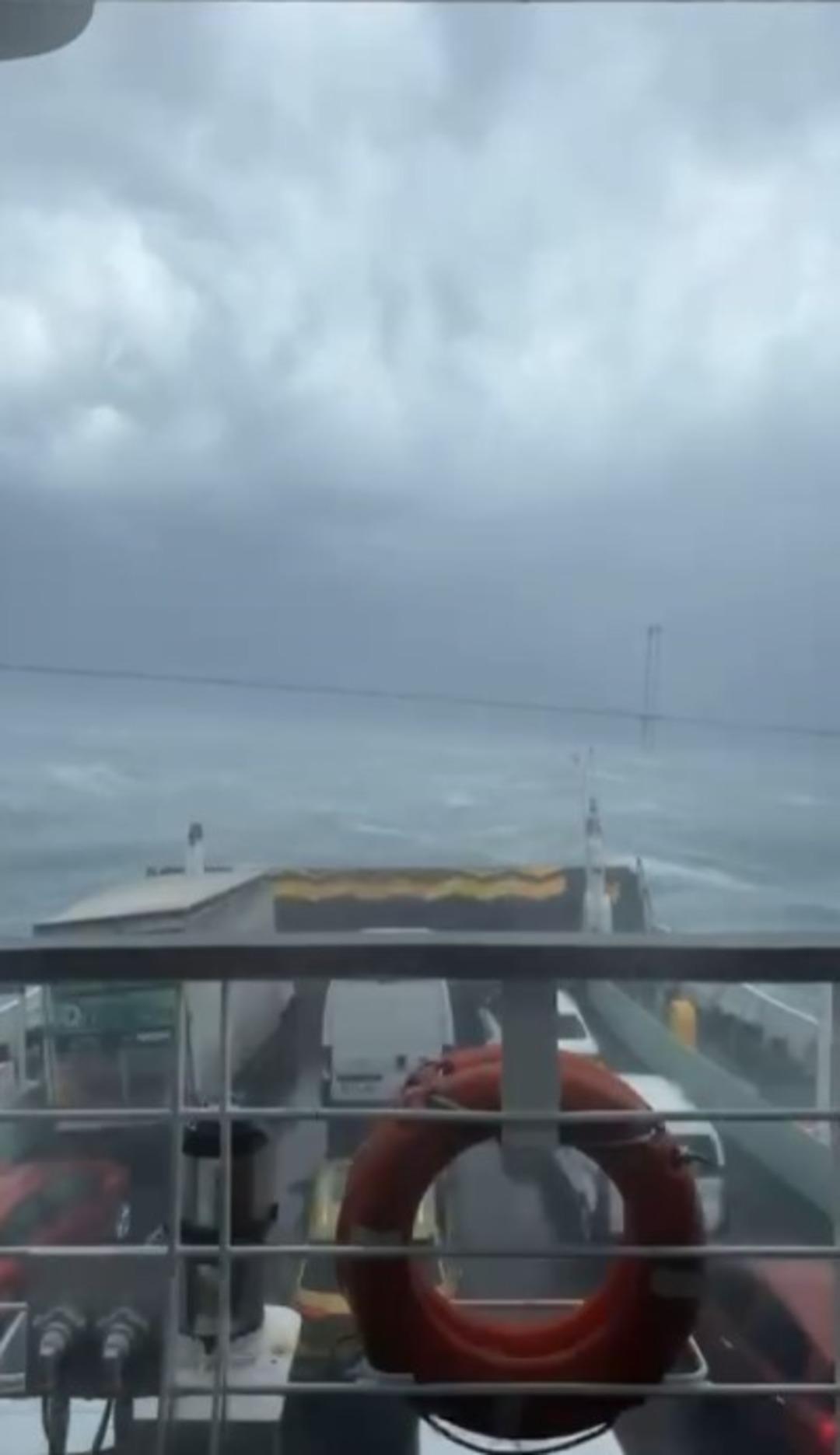 Son dakika | Y&uuml;zlerce vatandaş denizin ortasında mahsur kaldı! Yalova dan a&ccedil;ılan feribot fırtınaya yakalandı 2