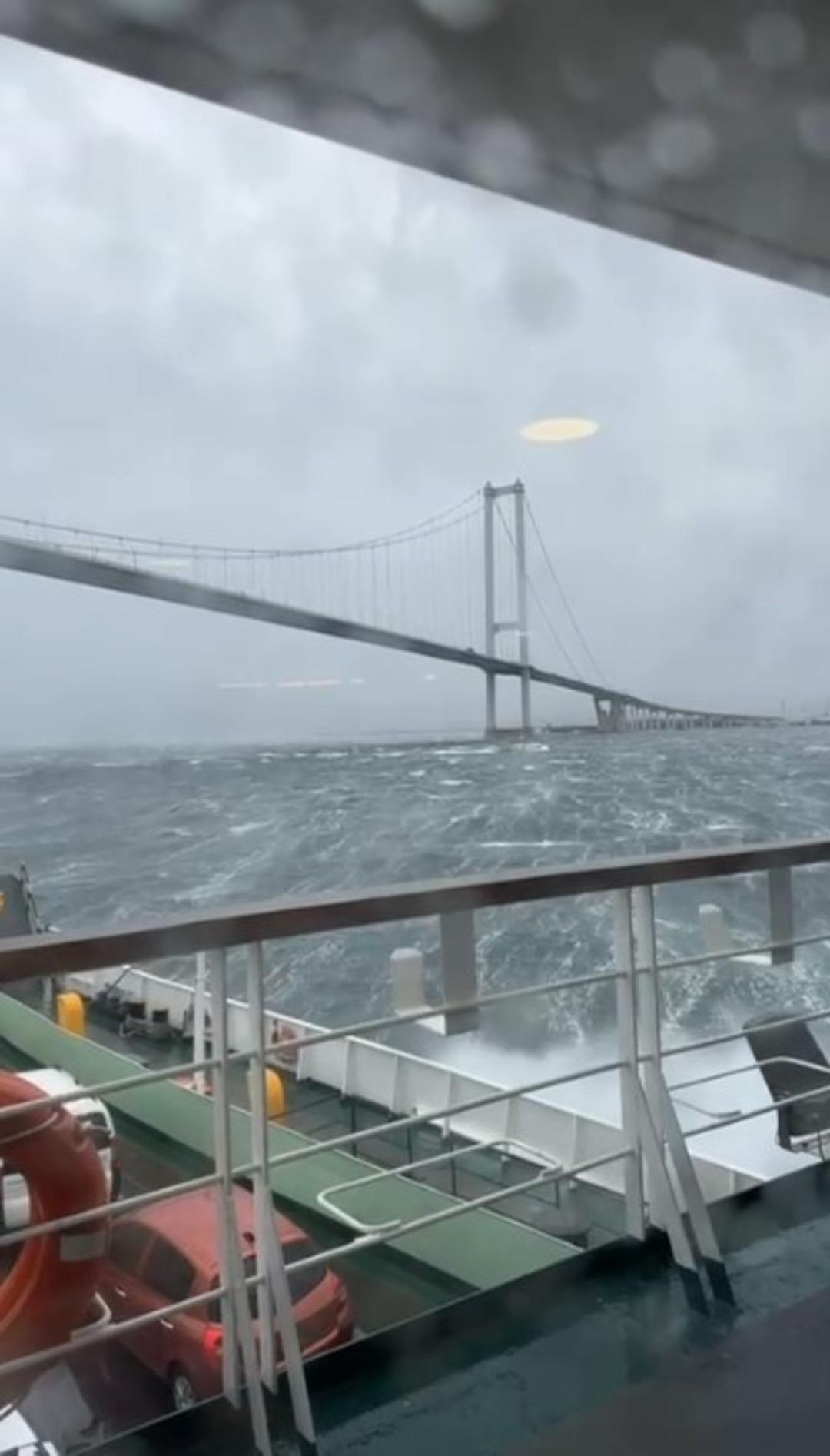 Son dakika | Y&uuml;zlerce vatandaş denizin ortasında mahsur kaldı! Yalova dan a&ccedil;ılan feribot fırtınaya yakalandı 3